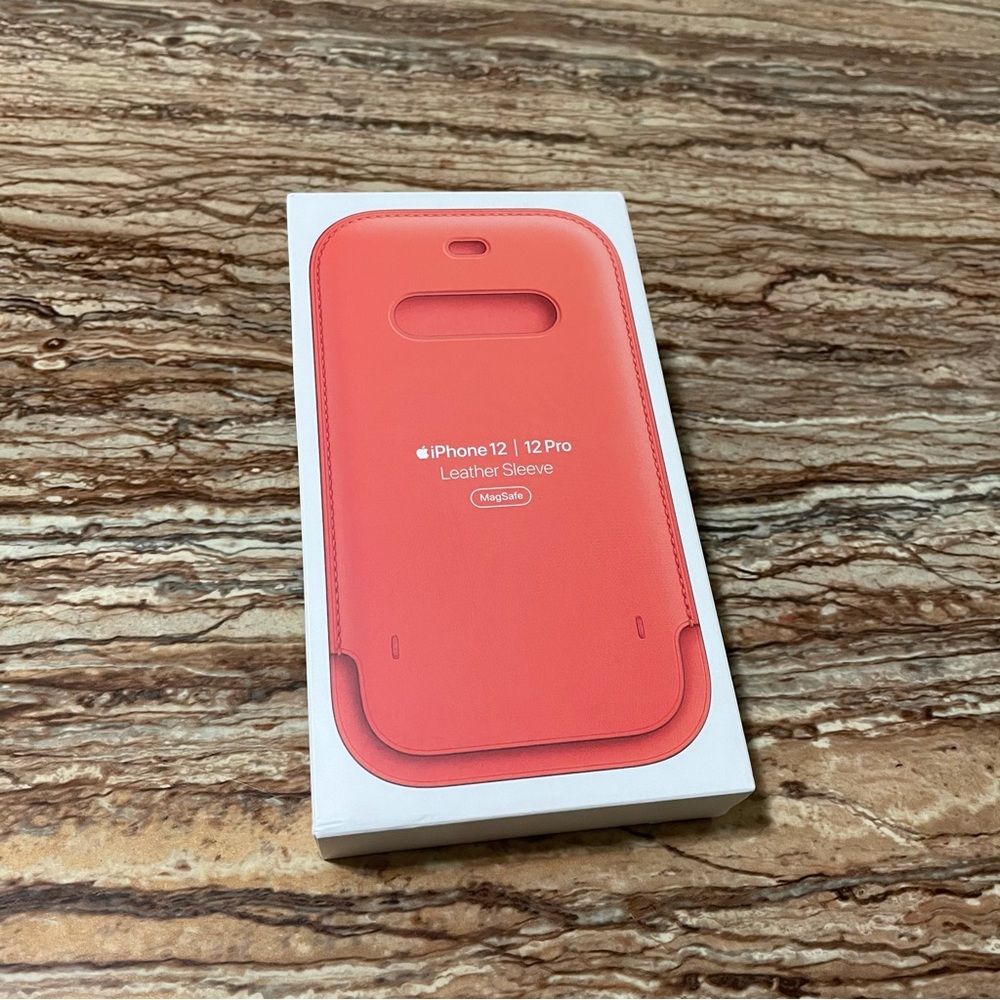 APPLE iPhone 12 Leather Sleeve Magsafe in color Pink Citrus